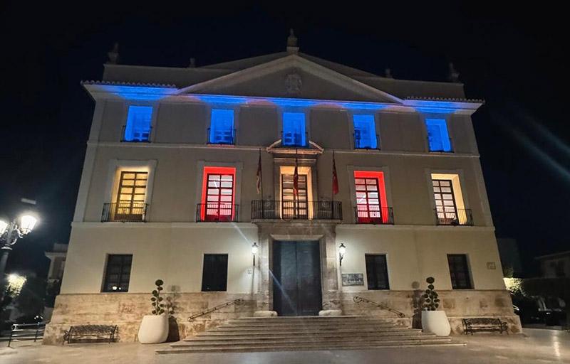 Banderas a media asta, vigilia, iluminación ornamental con los colores de la Senyera y minuto de silencio en Paterna por el primer aniversario de la DANA