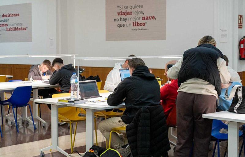 Paterna refuerza sus espacios de estudio con la ampliación especial de horarios y la apertura de la Sala Arcoíris 24 horas