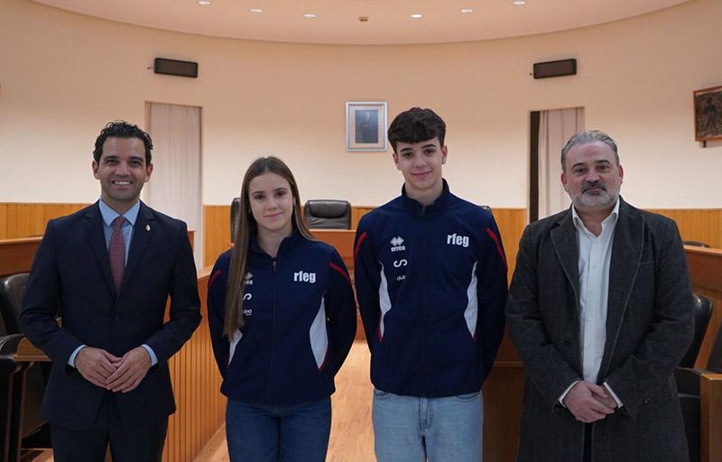 Sagredo recibe a los hermanos deportistas paterneros, Lucas y Carla Vicent, campeones de Europa de Gimnasia Aeróbica en las categorías Team Ranking y Aerodance Junior