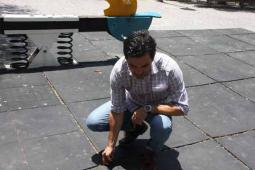 L’alcalde de Paterna, Juan Antonio Sagredo, comprovant l’estat dels elements del parc infantil ubicat enfront del Gran Teatre Antonio Ferrandis
